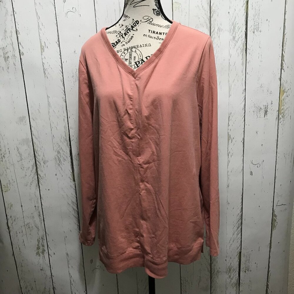 D & Co. Essemtials V-neck t-shirt top with long sleeves. Size L. Summer